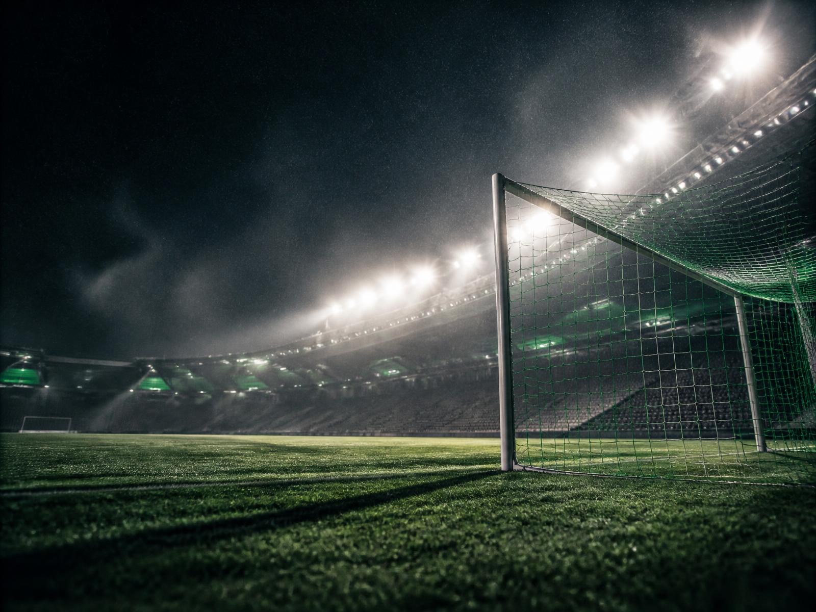 Gece floodlight altında kale ve çim saha
